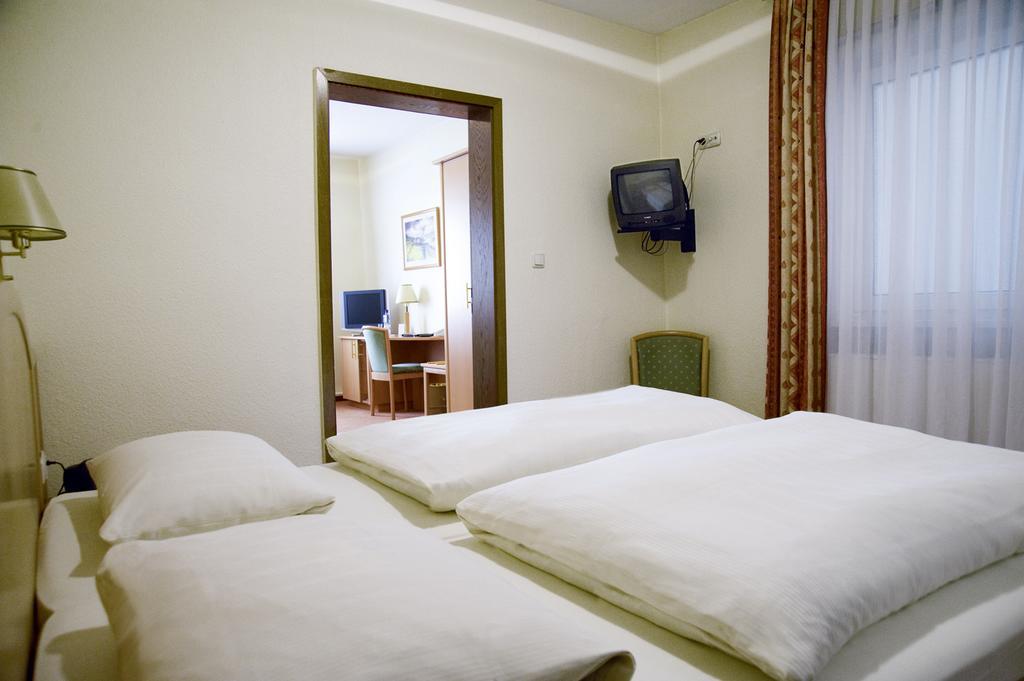 Hotel Am Schloss Darmstaedter Hof باد هومبرغ فور دير هوه الغرفة الصورة